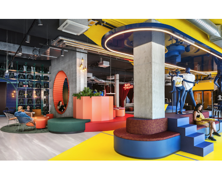 Social Hub Vienna Hospitality design by Studio Königshausen. Our primary focus was elevating the communal experience, particularly within the lobby area. We aimed to maintain an open, diverse, playful atmosphere while carving out intimate and inviting spaces. 